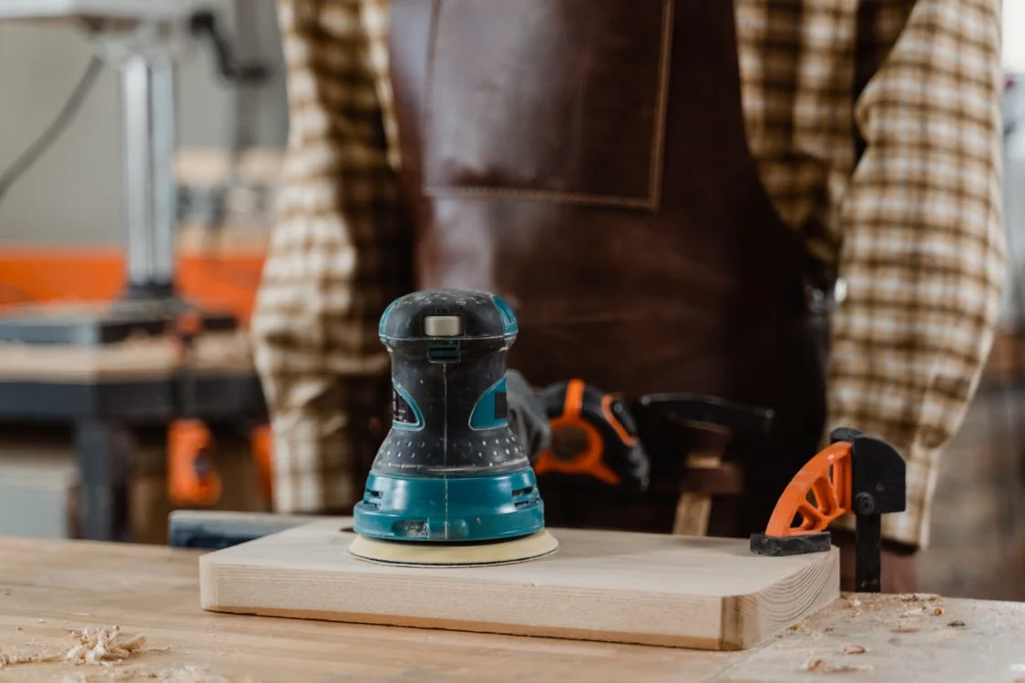 Vakman schuurt hout voor een verzorgde afwerking